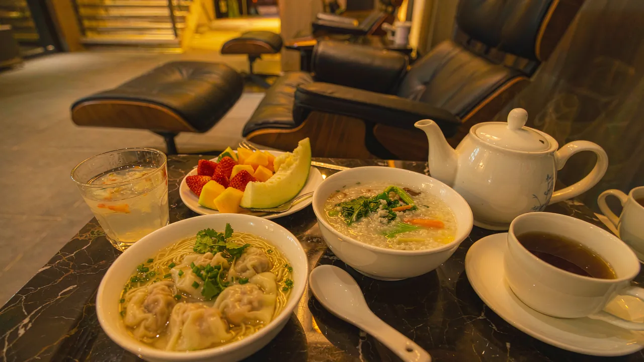 澳门桑拿免费餐饮——深夜供应的云吞面、粥品、水果与热茶