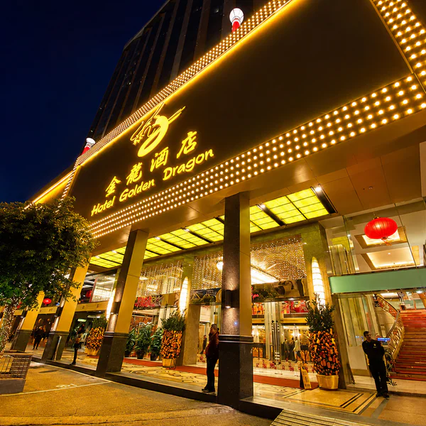 金色招牌與紅燈籠下的金龍酒店夜間入口
