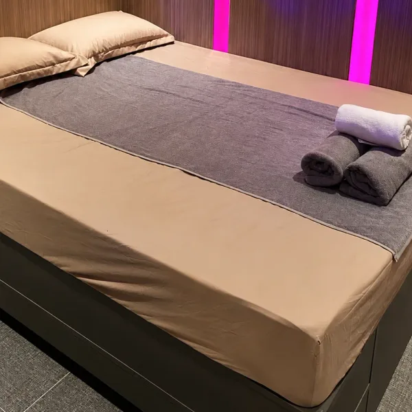 粉红竖条灯与灰色床旗双人房