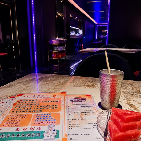 云石桌上的彩色餐牌与金属杯