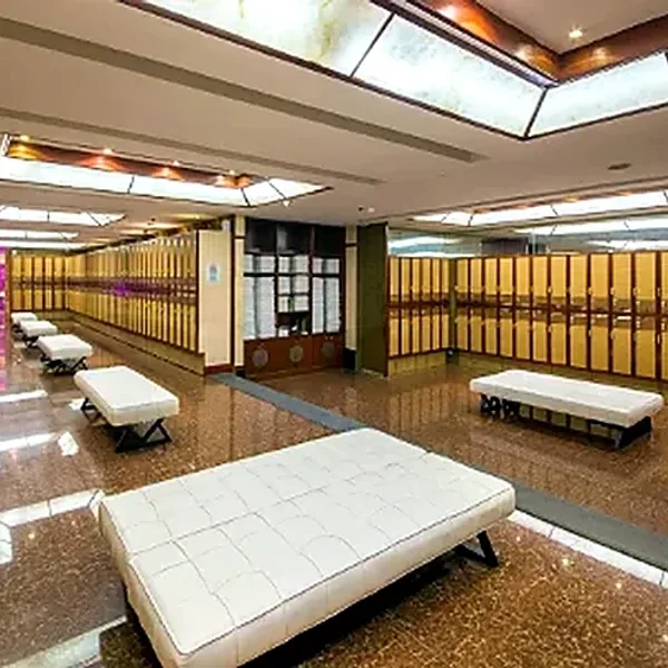 白色长椅与金色木柜的宽敞更衣室
