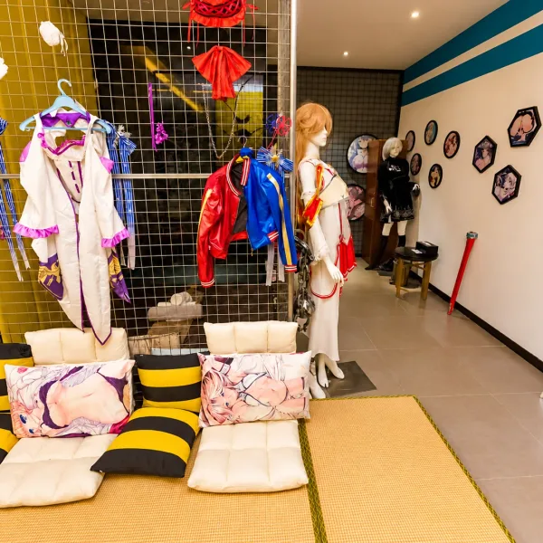 彩色服裝、模特與坐墊佈置的造型房