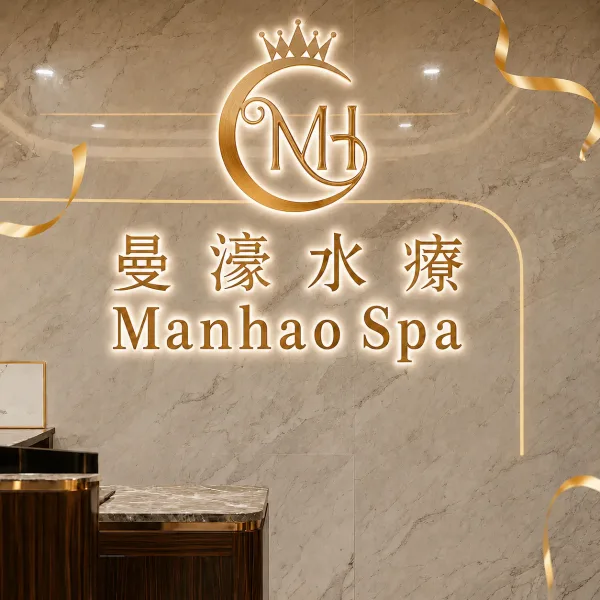 浅色云石接待墙上的金色标志
