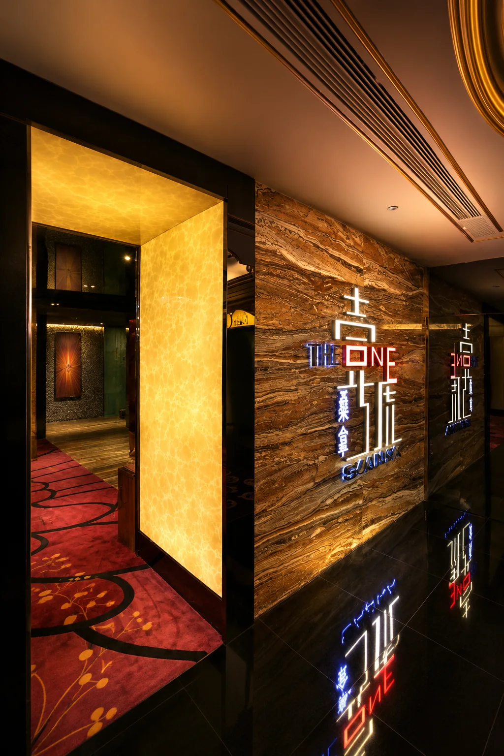 金色门框与发光墙饰的电梯大堂