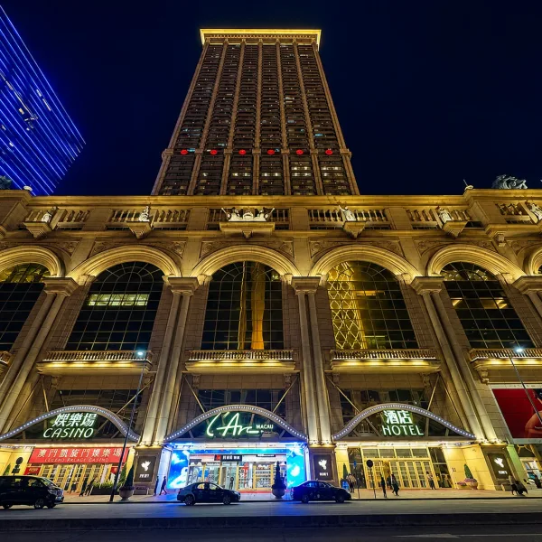 仰角拍攝的拱門酒店夜景